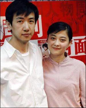44岁的梅婷现状，44岁梅婷不惧年龄秀香肩