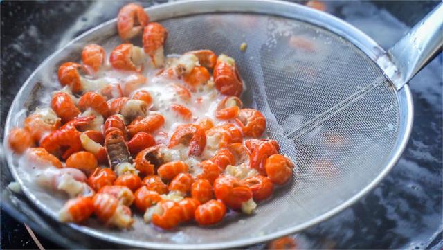 蒜蓉龙虾尾怎么做，蒜蓉龙虾尾好吃的做法（蒜蓉龙虾尾的家常做法全过程）