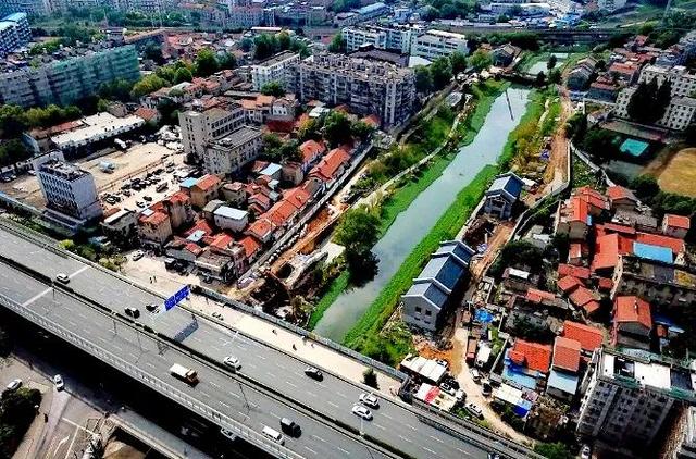 武汉白沙洲人工河，天气下雨鱼情好。坐标武汉市洪山区白沙洲青菱河