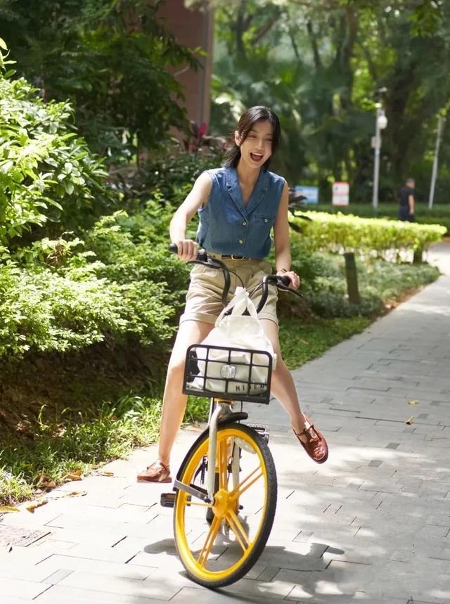 34岁杨幂近照显疲态，次次艳压00后小花