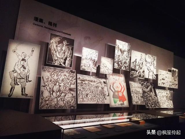 十一上海外滩游，民众欣赏上海黄浦江两岸夜景