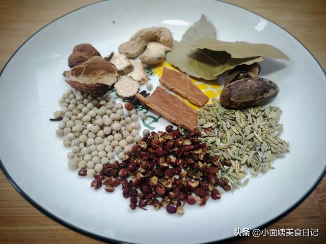 羊肉泡馍怎么吃，吃羊肉泡馍的正确姿势（体验舌尖上西安的味道）