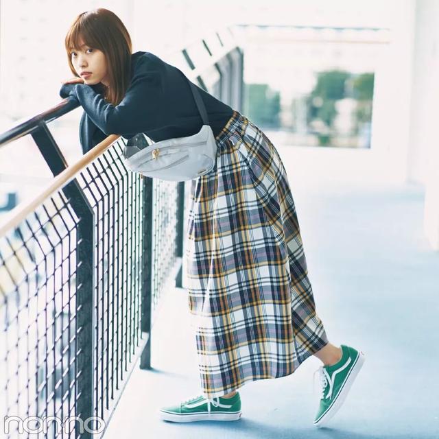 卫衣半裙早秋混搭时髦有女人味，卫衣＋半裙＝时髦又有女人味的早秋穿搭