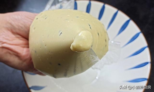 奶香鸡蛋饼这样制作超级好吃，奶香松软可口的牛奶鸡蛋饼