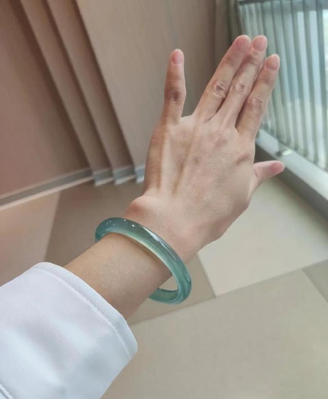 性价比高的翡翠手镯排名前十，性价比翡翠手镯分享