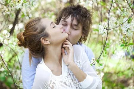 一个男人真正爱一个女人的表现，男人真正爱一个女人的几个表现