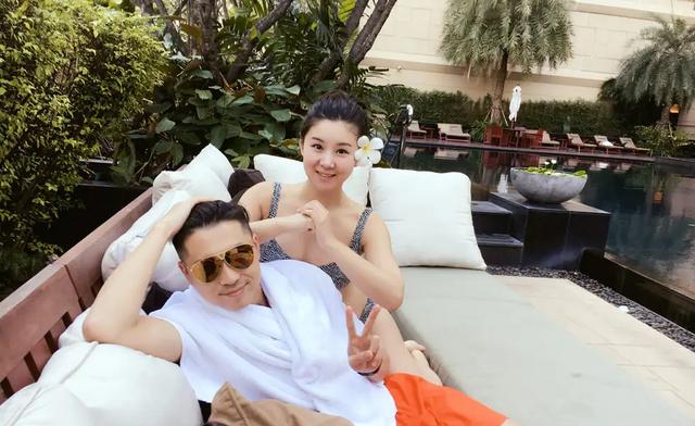王雷李小萌婚纱照，李小萌和老公婚纱照