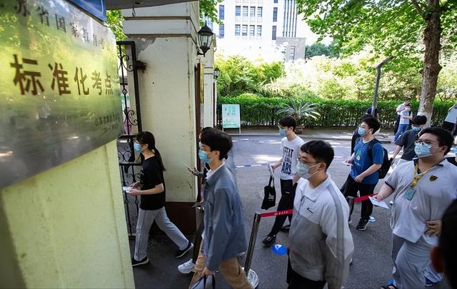 白鹿真实学历，高考送祝福也能翻车