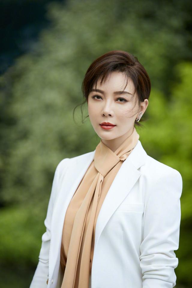 40岁美得让人移不开眼的女明星，这9位40+的“长腿”女星