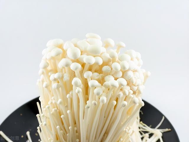 金针菇用不用焯水，金针菇到底焯水不（金针菇与茄子一锅焖你吃过吗）
