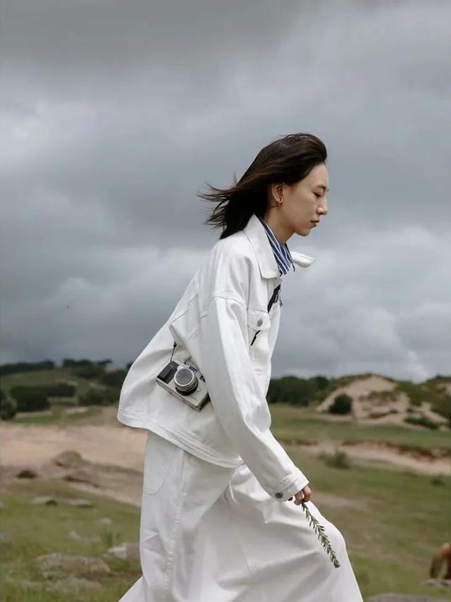 34岁杨幂近照显疲态，次次艳压00后小花