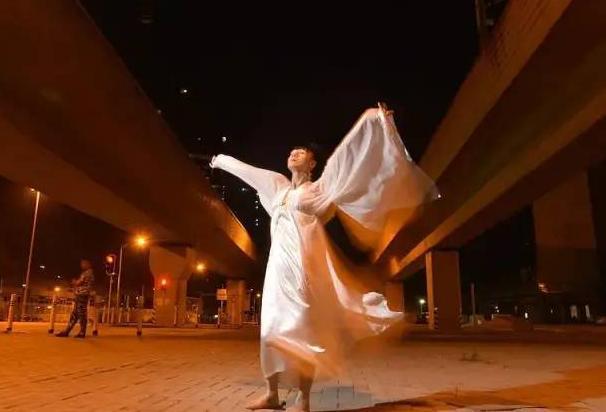 泰国变性真实事件，人妖李二毛为爱情变性