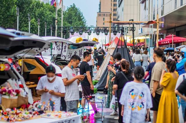 陕西西安城墙下的早市，记者探访夜幕下的西安