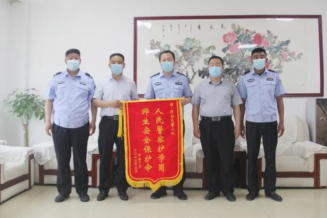 送锦旗现场说什么，优质服务暖人心群众感恩送锦旗（这面锦旗上的话亮了）