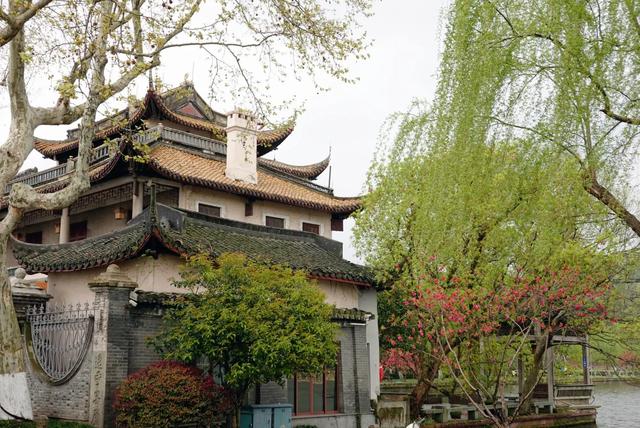 杭州西湖之白堤，“白堤”名出白居易