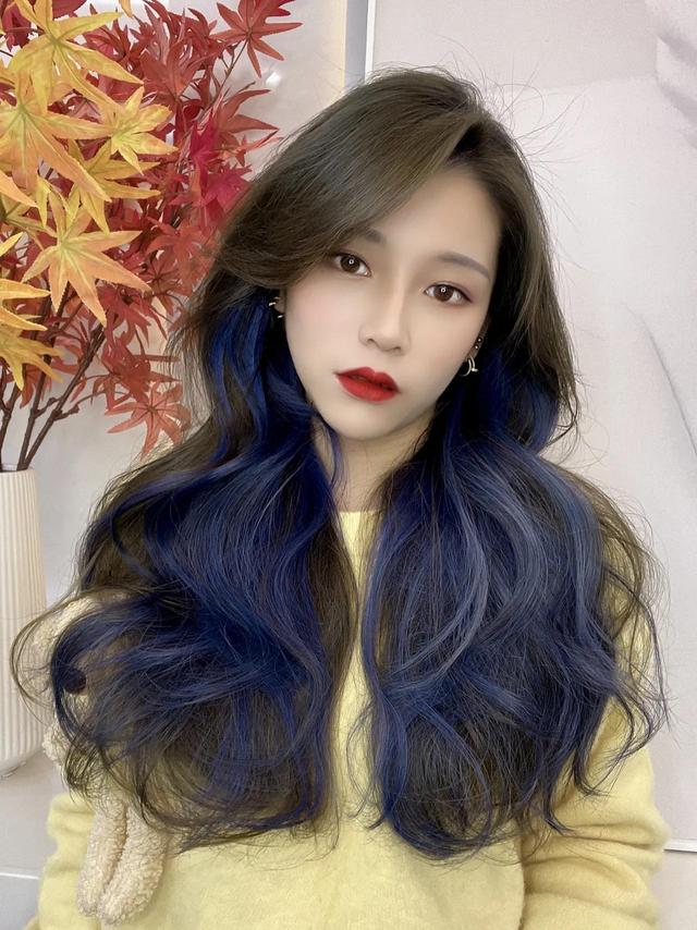 适合染发尾的蓝色系发色，可爱与成熟尽在掌握