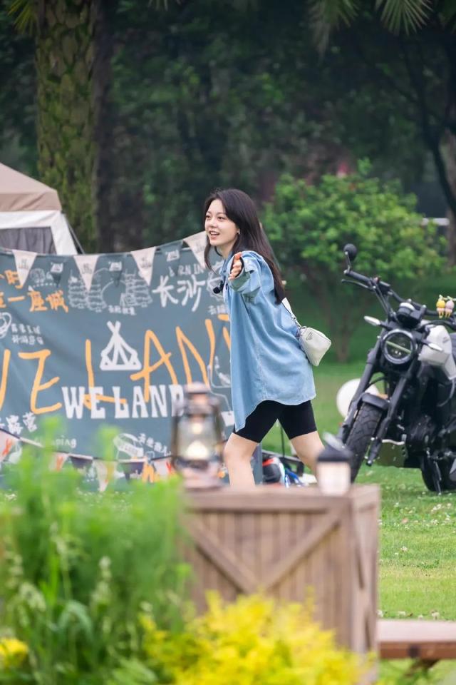 34岁杨幂近照显疲态，次次艳压00后小花