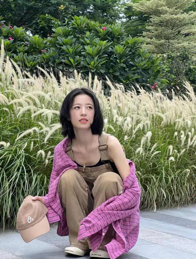 背带裤时尚穿搭显瘦，纸片人穿衣要显胖