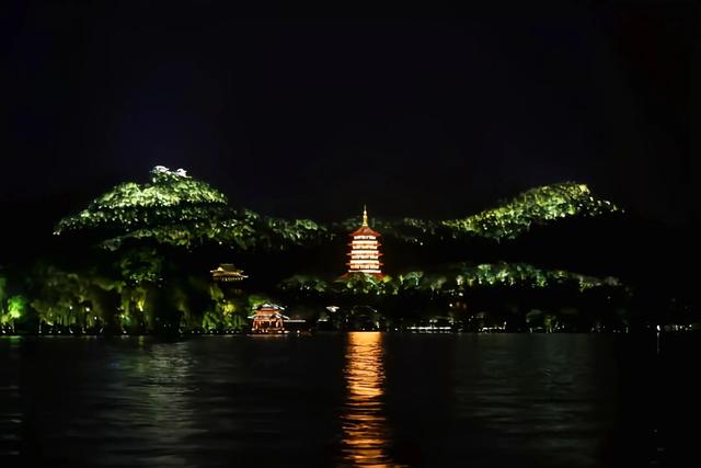 杭州西湖美如仙境景色甲天下，杭州西湖旅行攻略