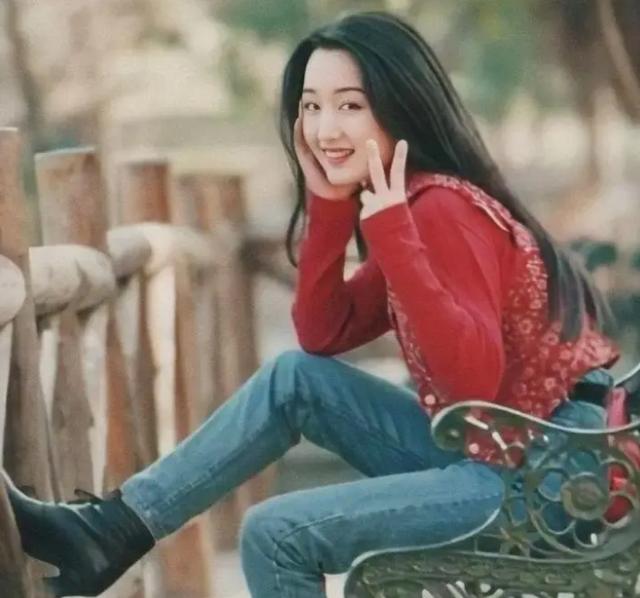 杨钰莹曾经红透半边天的一代天后，从甜歌天后到