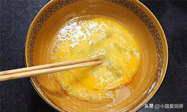 奶香鸡蛋饼这样制作超级好吃，奶香松软可口的牛奶鸡蛋饼