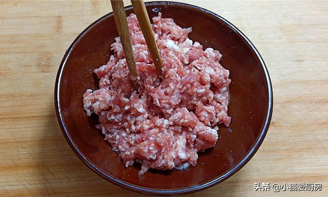 脆皮茄子卷的做法，裹上一层熬好的热汁