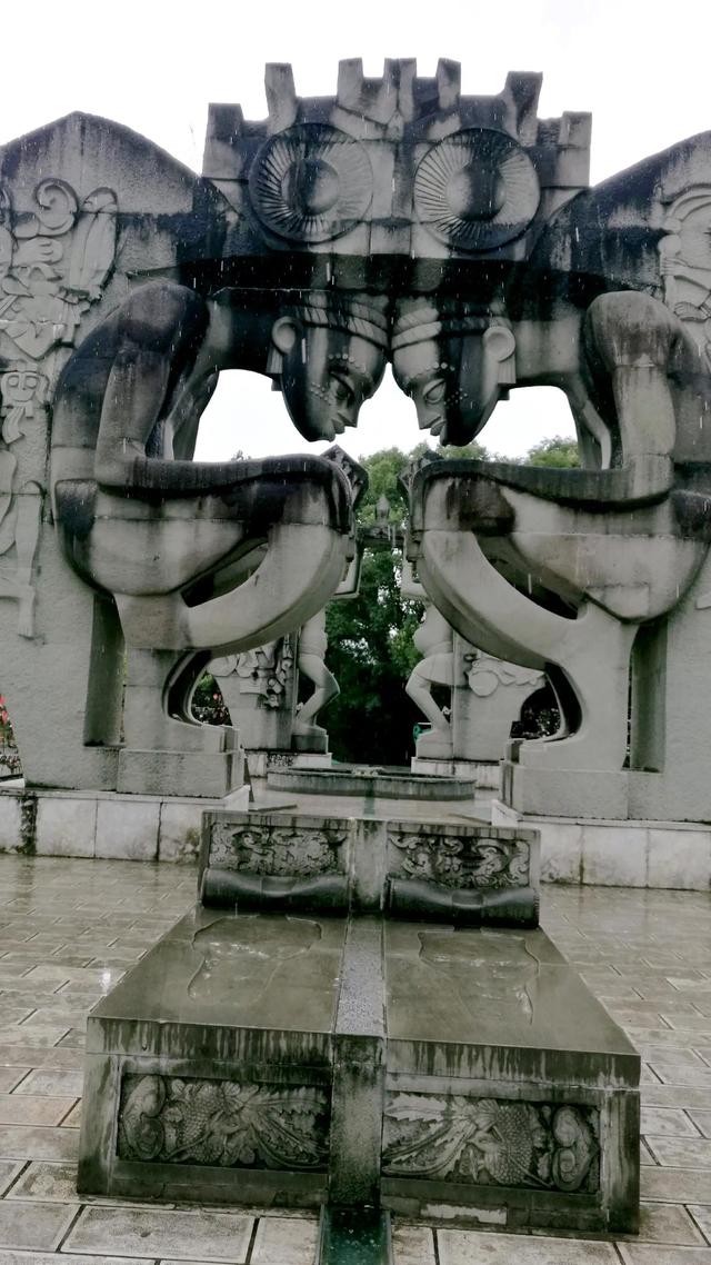 北回归线标志园，昆明墨江北回归线标志园（游客排队喝井水：就会生双胞胎）