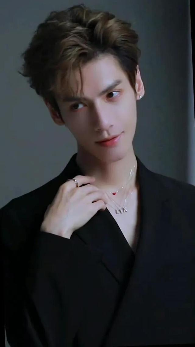 罗云熙同款西装短裤，罗云熙穿格子西装