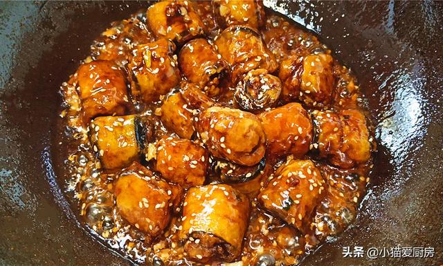 脆皮茄子卷的做法，裹上一层熬好的热汁