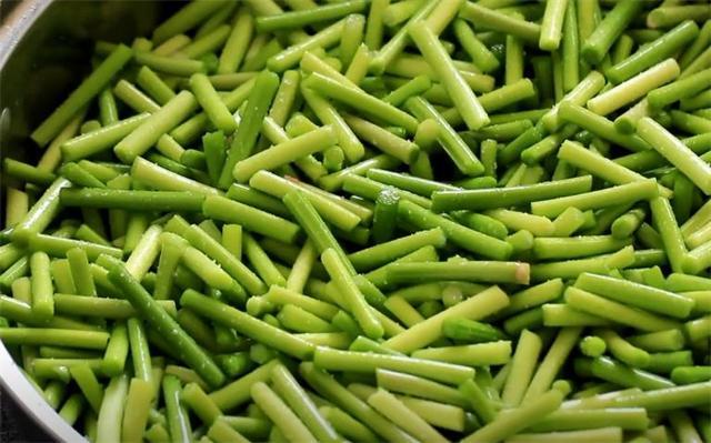 蒜苔怎样做菜，蒜苔这样做实在太好吃了