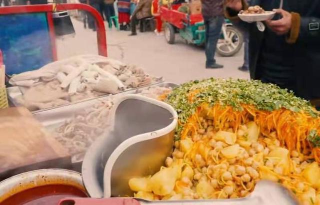 七坊街最好吃的馕，喀什的宝藏路边摊羊肚