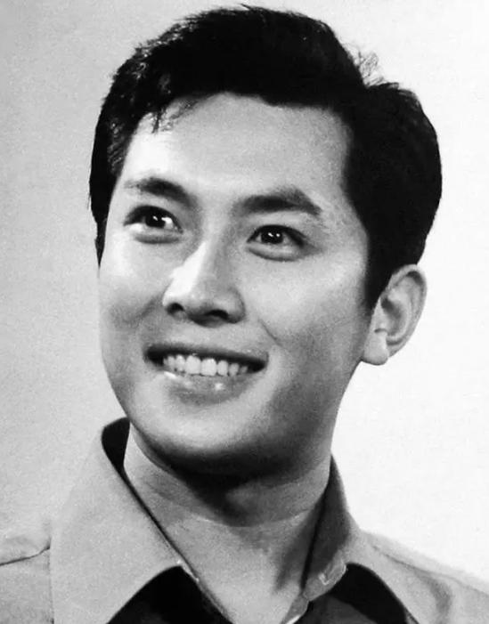 唐国强的妻子是谁，唐国强两段婚姻（唐国强前妻和现任是谁）