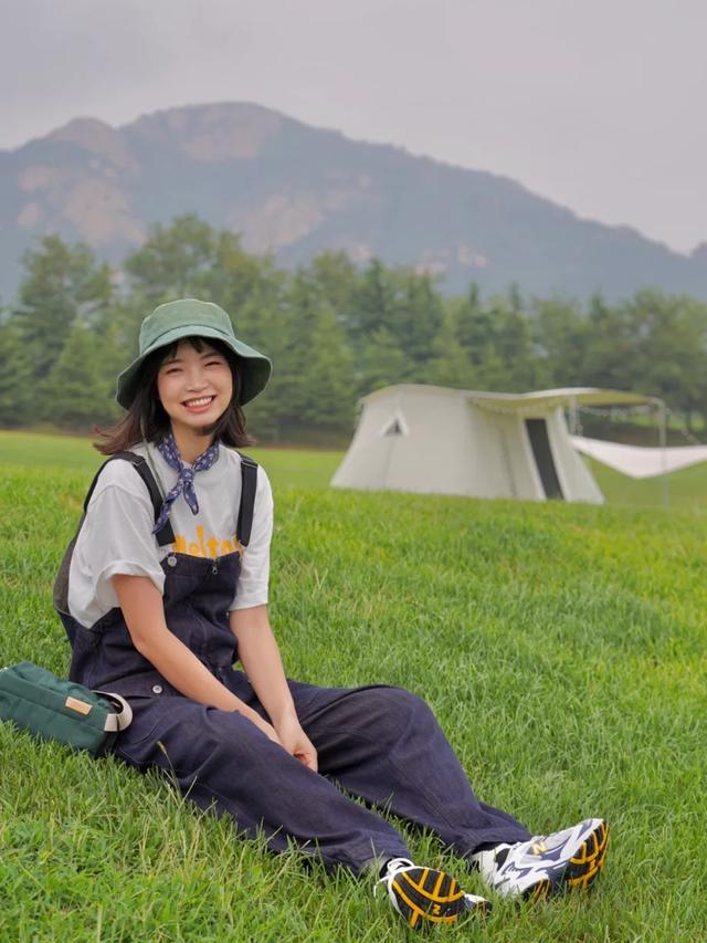 34岁杨幂近照显疲态，次次艳压00后小花