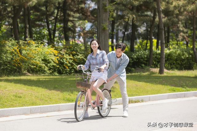 和男人聊天技巧，和男人聊天的话术技巧（高情商的女人和男人聊天10个小妙招）