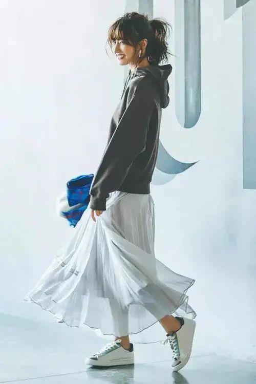 卫衣半裙早秋混搭时髦有女人味，卫衣＋半裙＝时髦又有女人味的早秋穿搭