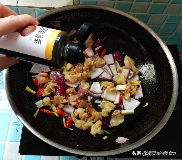 洋葱炒什么好吃，洋葱炒什么既好看又好吃（土豆别再做老一套了）