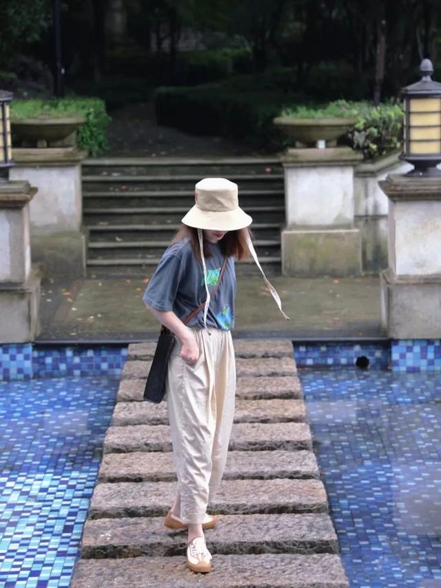 34岁杨幂近照显疲态，次次艳压00后小花