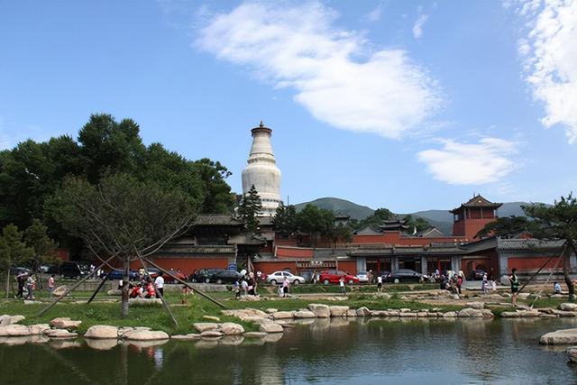 五台山文殊菩萨在哪个寺，五台山祈福文殊菩萨