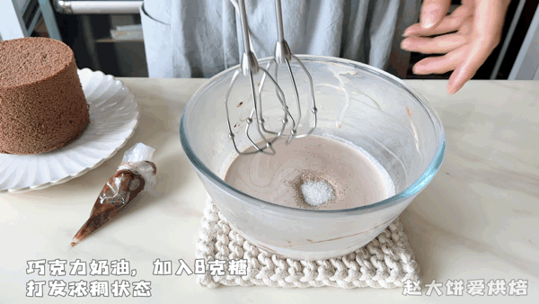 制作最简单的蛋糕爆浆蛋糕，杯子蛋糕里加点料就成了爆浆蛋糕