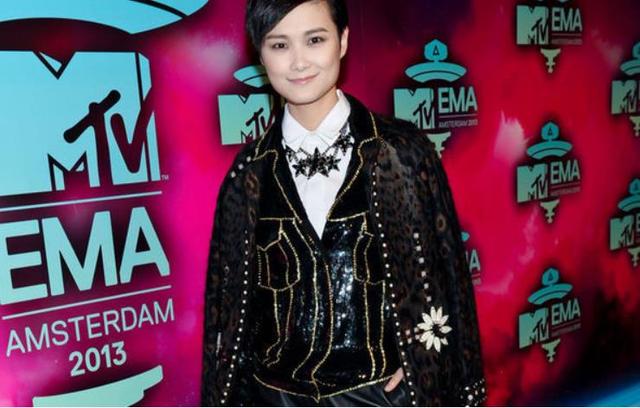 李宇春为什么坐轮椅受伤，38岁李宇春身患重病