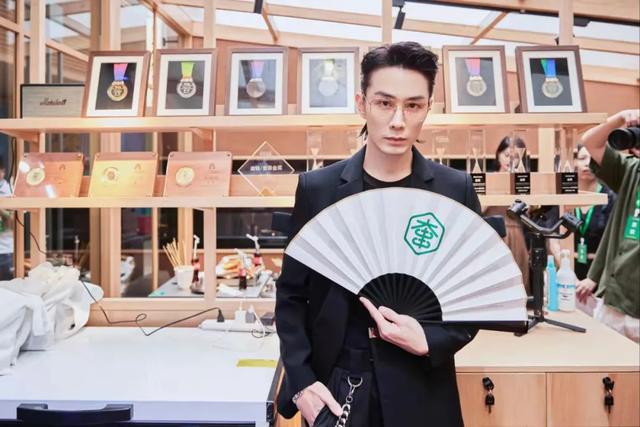 杭州银泰百货官网，银泰百货官网旗舰店（银泰百货、盒马等79家企业入选杭州市首批新零售企业）