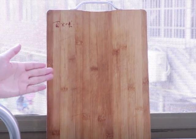 怎样快速清除菜板上的霉斑，污渍霉斑一擦就掉
