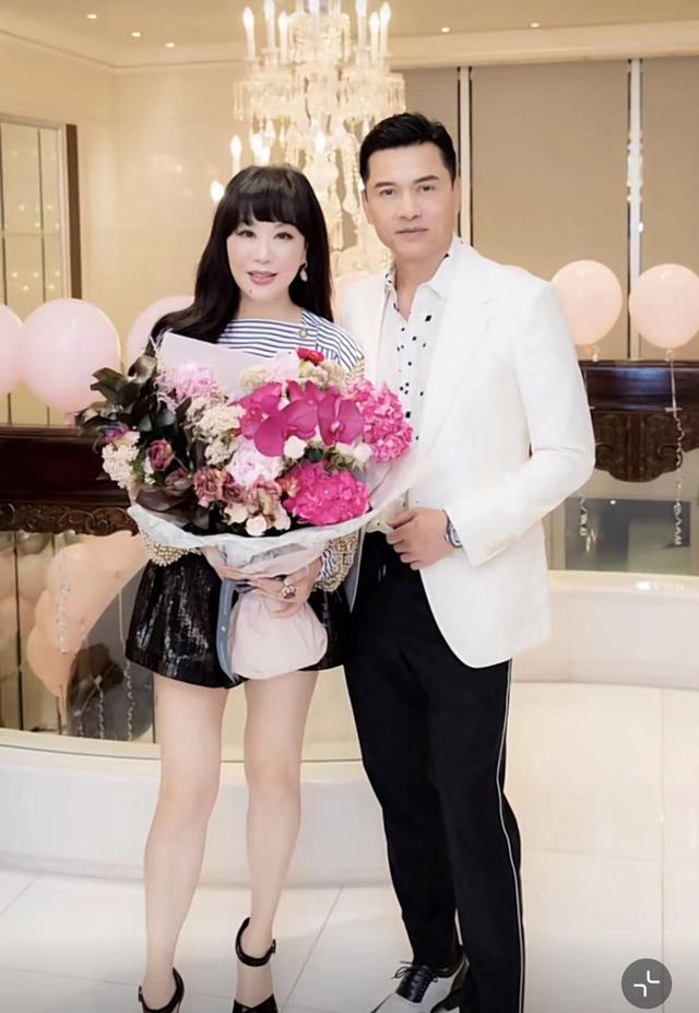 吕良伟和老婆出席活动，吕良伟一家环游各国