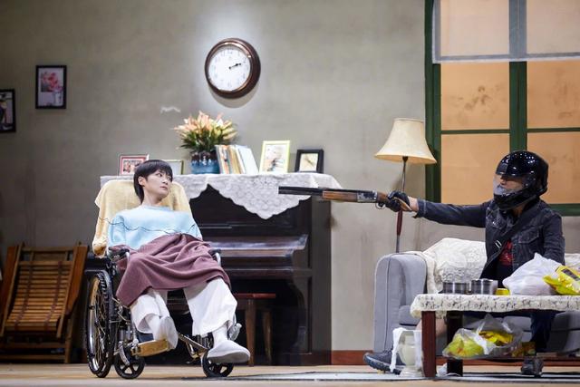 李宇春为什么坐轮椅受伤，38岁李宇春身患重病