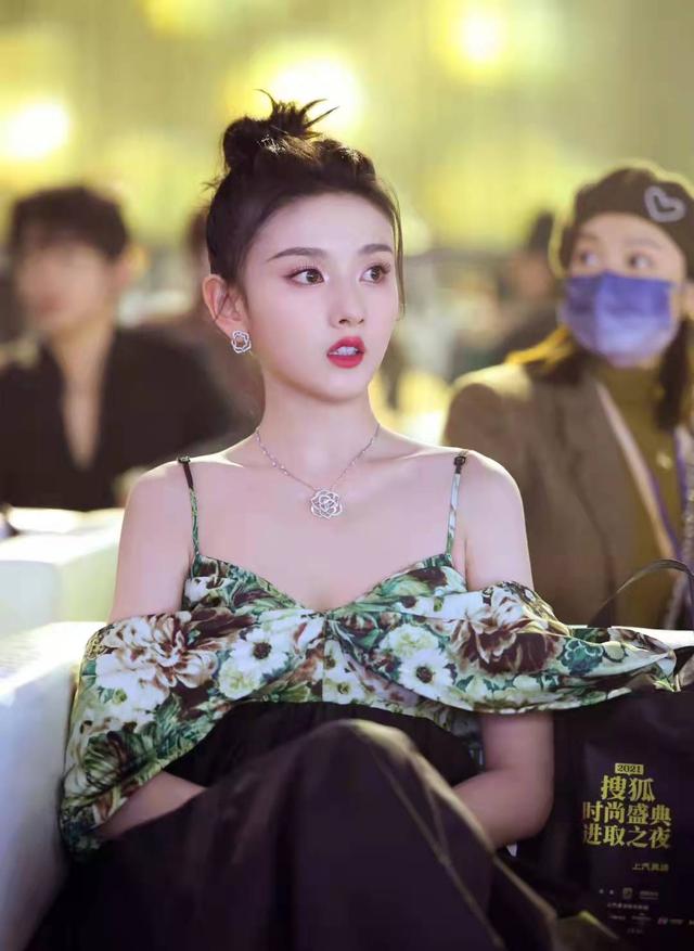 贾乃亮深夜发文挂微博，贾乃亮否认复合传闻