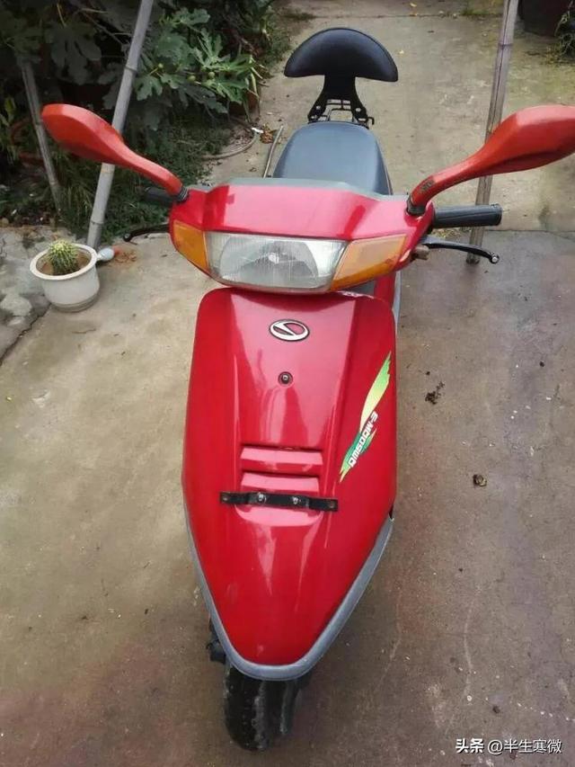 厦门轻骑摩托车，轻骑摩托车种类介绍（轻骑牌15型摩托车送电报的摩托车）