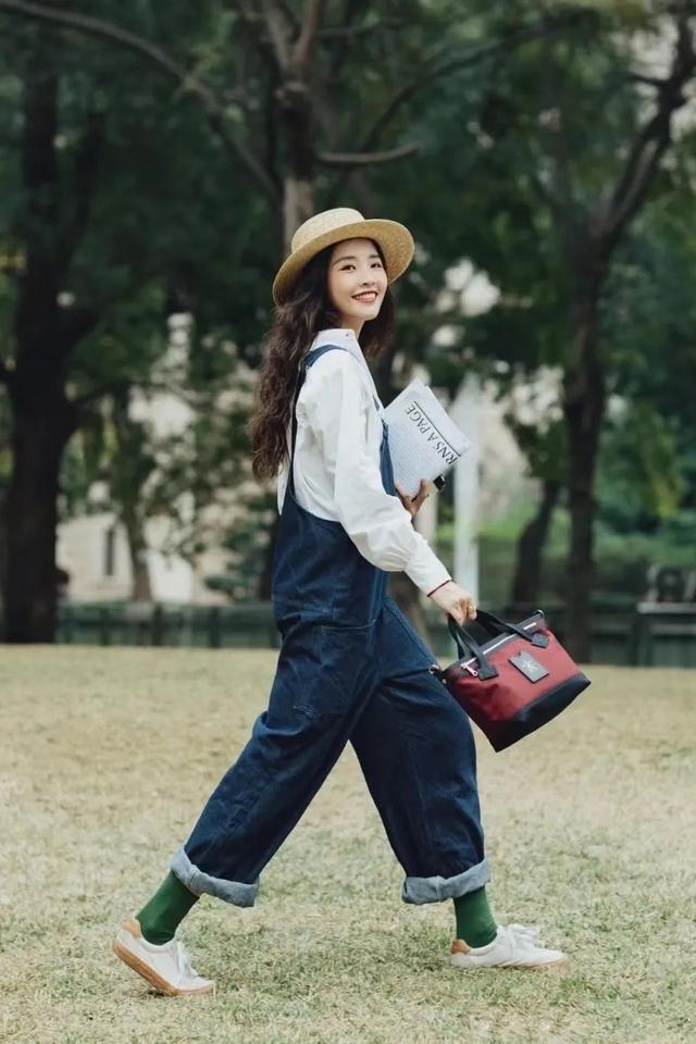 34岁杨幂近照显疲态，次次艳压00后小花