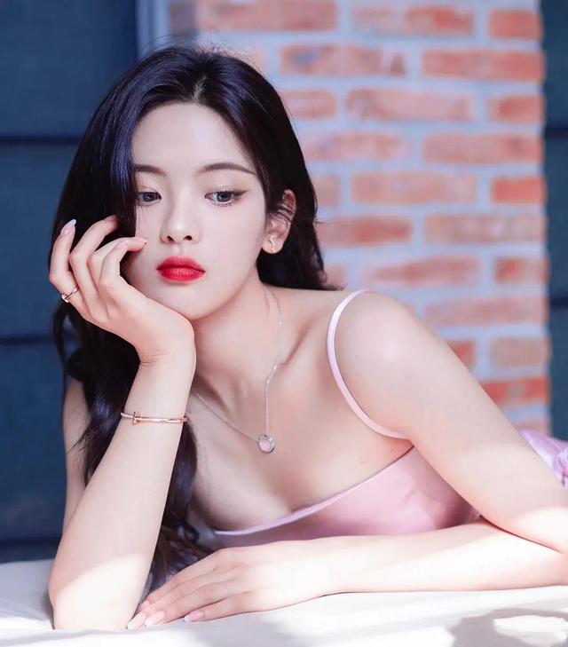 贫民窟女孩爆梗，贫民窟女生（贫民窟女孩一夜爆红）