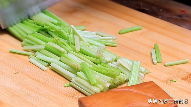 芹菜肉丝香干做法大全，饭店的芹菜香干肉丝做法