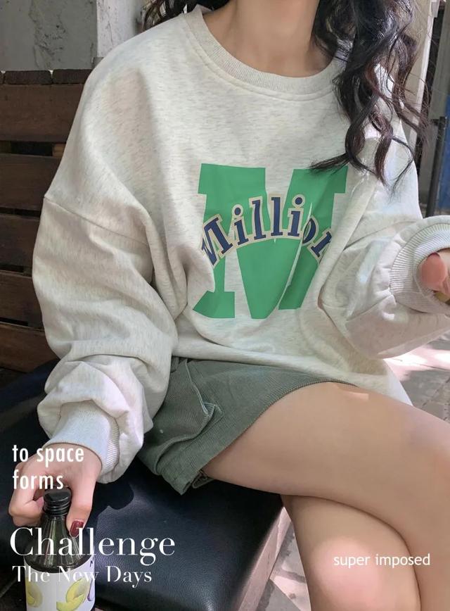 秋冬长款卫衣怎么搭配好看，长款卫衣下面别配小脚裤